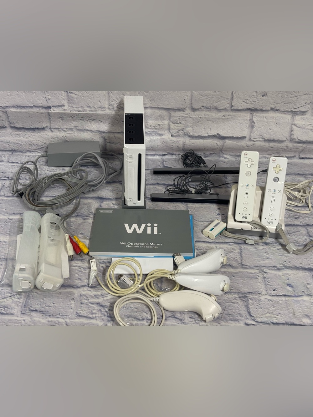 Nintendo Wii Bundle (RVL-001) White 2 Controllers & 3 Nunchucks & 2 Sensors Read